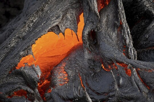 Glowing lava, lava flow, Fagradalsfjall table volcano, Kr&yacute;suv&iacute;k volcanic system, Reykjanes Peninsula, Iceland