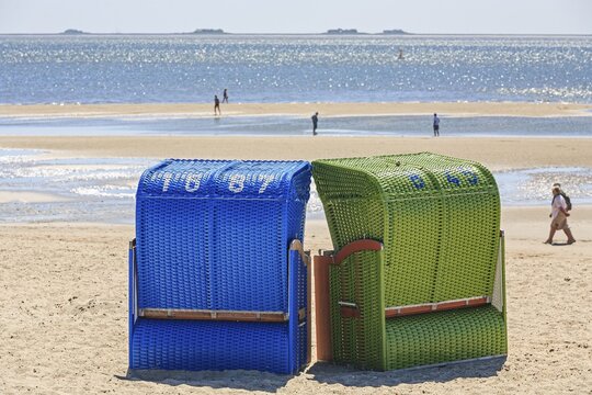 Beach chairs on the beach, sunny, backlight, behind Halligen, summer, North Sea island F&ouml;hr, Schleswig-Holstein, Germany