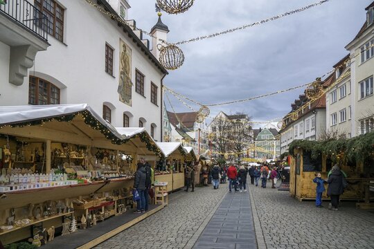 Christmas market in Kempten, Rathausplatz, left town hall, Swabia, Allg&auml;u, Bavaria, Germany