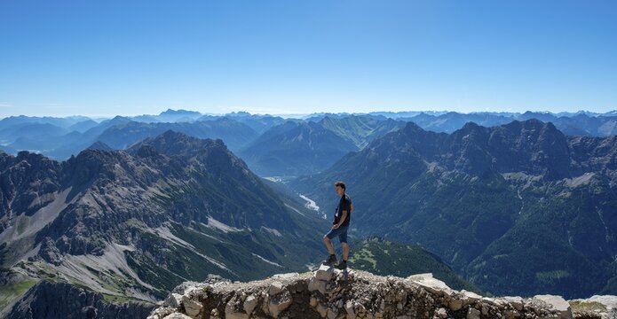 Hiker at the summit of the Hochvogel, view of mountains, Allg&auml;u, Allg&auml;u High Alps, Bavaria, Germany