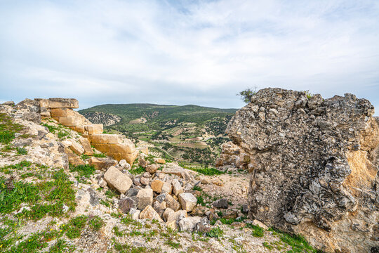 The scenic views of Ravanda Castle, locally known as Ravanda Kalesi, are situated on a hill west of the village of Belen&ouml;z&uuml;, in the province of Kilis, Turkey. 