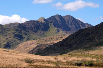 Obraz premium The twins peaks of Y Lliwedd, part of the Snowdon horseshoe, Eryri National Park, Snowdonia, Wales, UK.