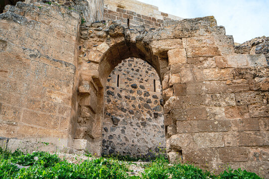 The scenic views of Ravanda Castle, locally known as Ravanda Kalesi, are situated on a hill west of the village of Belen&ouml;z&uuml;, in the province of Kilis, Turkey. 