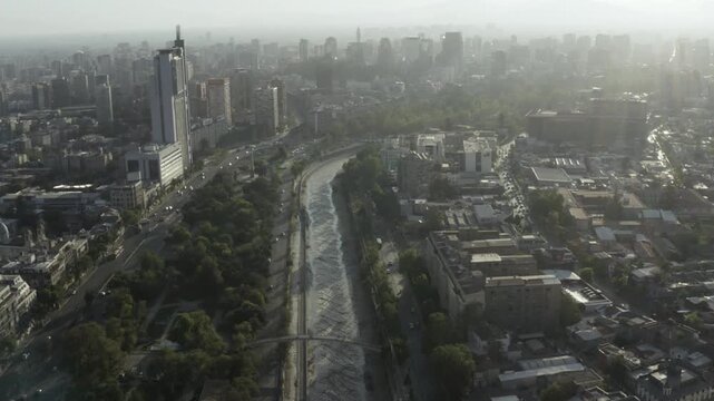 Vista de &aacute;ngulo alto del R&iacute;o Mapocho y Parque Forestal en Santiago de Chile, horizonte urbano.