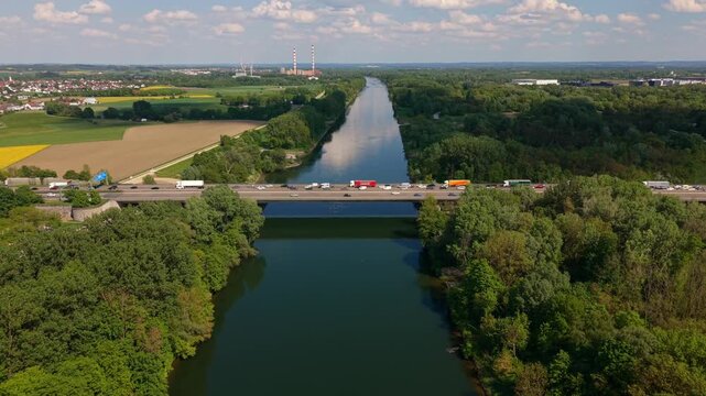 Drone view of the Bundesautobahn 9 shows dense traffic and construction delays on the Danube bridge. The surrounding forests and riverbanks contrast with the busy transport corridor near Ingolstadt.