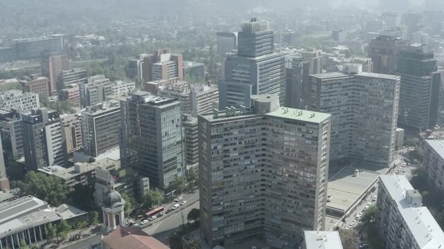 Vista de &aacute;ngulo alto del distrito financiero de Santiago de Chile con rascacielos modernos y edificios cl&aacute;sicos.