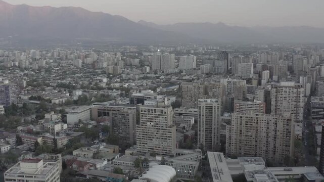 Vista de &aacute;ngulo alto del distrito financiero de Santiago de Chile con rascacielos modernos y edificios cl&aacute;sicos.