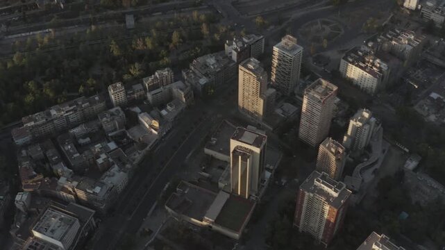 Vista de &aacute;ngulo alto del distrito financiero de Santiago de Chile con rascacielos modernos y edificios cl&aacute;sicos.