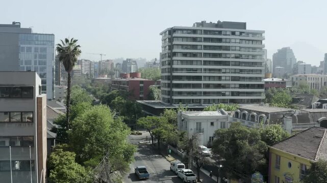 Vista panor&aacute;mica de Santiago de Chile con cordillera de los Andes difuminada por neblina