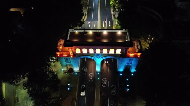 Toma a&eacute;rea nocturna de la ciudad de Guadalajara iluminada con tr&aacute;fico urbano, Jalisco, M&eacute;xico