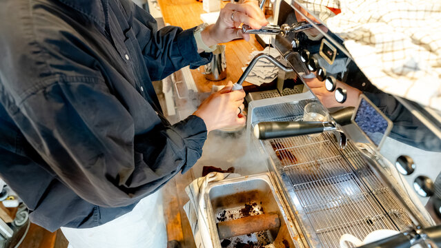 Coffee shop maintenance in South Korea