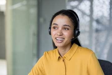 Naklejka premium Smiling female call center agent providing customer support