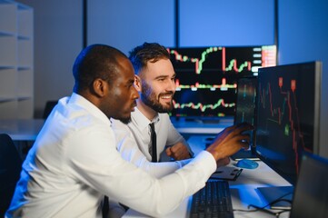 Fototapeta premium Financial Analyst Talking to Investment Banker in the Evening at Work.