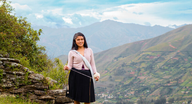 Campesina atractiva con hilada en la mano y ropa tradicional.Costumbres ancestrales del campo peruano. Tradici&oacute;n, cultura y vida rural andina.Quechua .
