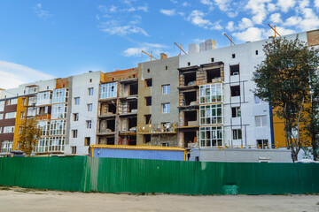 Reconstruction and facade thermal insulation of a multi-storey house damaged during hostilities to restore living conditions for residents © Oleksandr Baranov