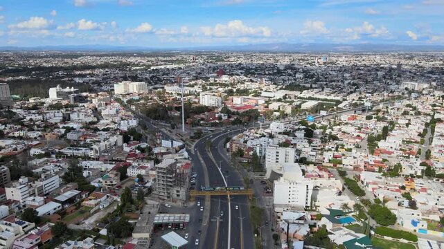Vista a&eacute;rea de avenida principal con tr&aacute;fico y edificios, ciudad de San Luis Potos&iacute;, M&eacute;xico.