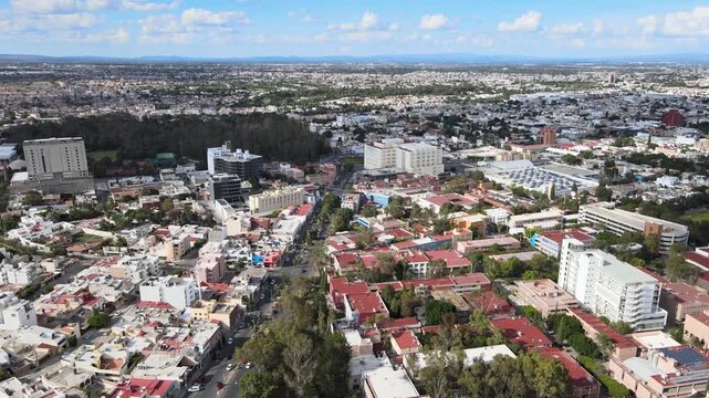 Vista a&eacute;rea con tr&aacute;fico y edificios, ciudad de San Luis Potos&iacute;, M&eacute;xico.