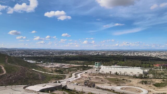 Vista a&eacute;rea con tr&aacute;fico y edificios, ciudad de San Luis Potos&iacute;, M&eacute;xico. Parque