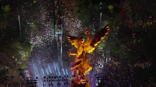 &Aacute;ngel de la independencia, fiesta de fin de a&ntilde;o en el monumento de reforma, luces en la noche, ciudad de M&eacute;xico