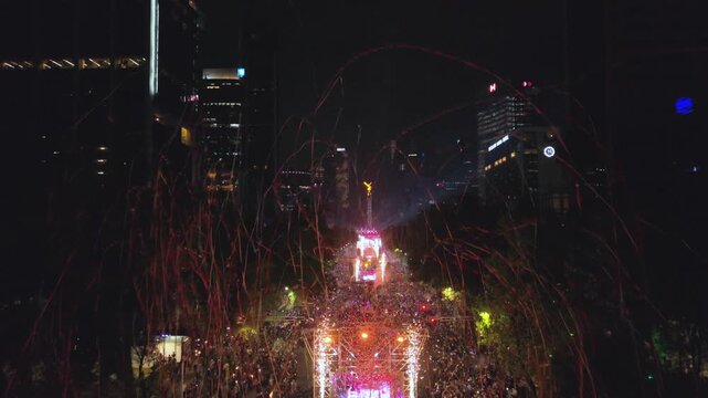 Fiesta de fin de a&ntilde;o en el &aacute;ngel de la independencia, paseo de la reforma en ciudad de M&eacute;xico de noche, concierto con luces en la ciudad