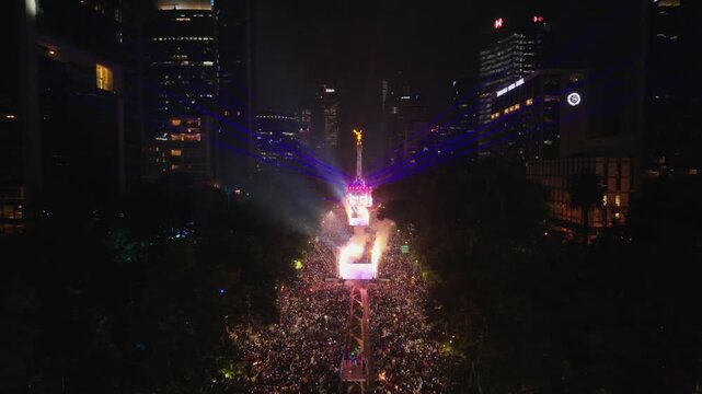 Fiesta de fin de a&ntilde;o en el &aacute;ngel de la independencia, paseo de la reforma en ciudad de M&eacute;xico de noche, concierto con luces en la ciudad