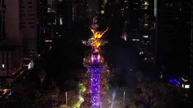 Fiesta de fin de a&ntilde;o en el &aacute;ngel de la independencia, paseo de la reforma en ciudad de M&eacute;xico de noche, concierto con luces en la ciudad