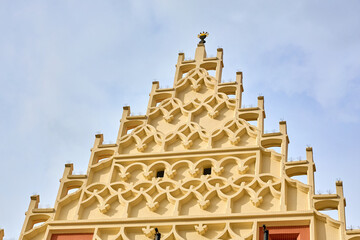 Obraz premium Ornate gothic architecture on historic building facade against blue sky