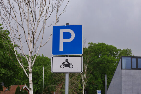 Blaues Parkplatzschild mit Zusatzzeichen f&uuml;r Motorr&auml;der auf einem modernen Parkplatz am Dr.-Bengt-Hellekant-Platz, L&uuml;tzen, Burgenlandkreis, Sachsen-Anhalt, Deutschland