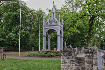 Das gusseiserne Baldachin-Denkmal für König Gustav II. Adolf von Schweden über dem Schwedenstein inmitten von grünen Bäumen – Lützen, Burgenlandkreis, Sachsen-Anhalt, Deutschland © Mark Lämmchen 