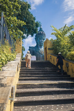 The atmosphere of the market selling various souvenirs in the Tanah Lot tourist area, April 12, 2026, Bali, Indonesia