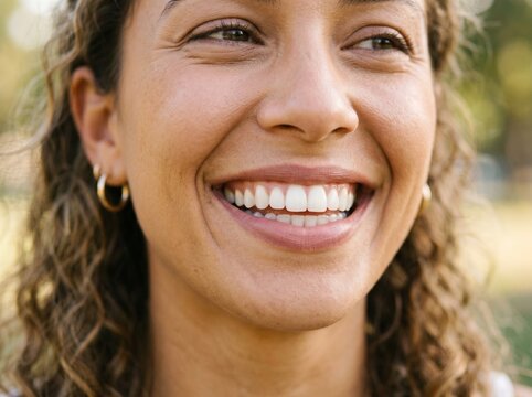 Um belo sorriso em uma mulher