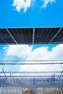 Solar photovoltaic panels and solar photovoltaic power generation systems
