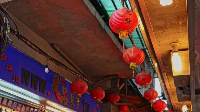 九份（台湾）の道にかけられた赤い提灯