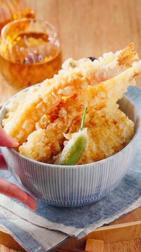 天丼 海老と野菜の天ぷらをのせた丼ご飯
