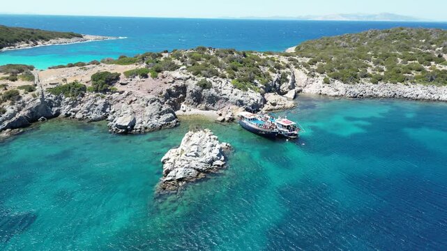 Isla desierta en el mar mediterraneo, Grecia