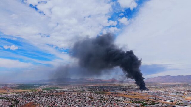 Cielo contaminado por humo negor en un incendio, da&ntilde;o del hambiente y naturaleza