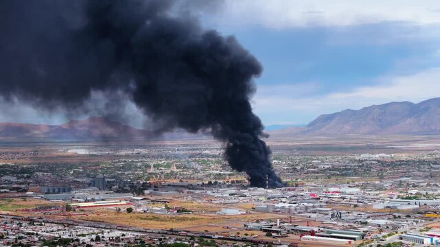 Cielo contaminado en incendio, humo negro en columna gigante