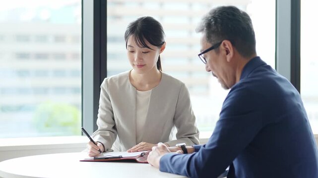 契約書にサインをする女性