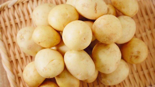 新じゃがいも 竹ざるに盛った春の旬野菜
