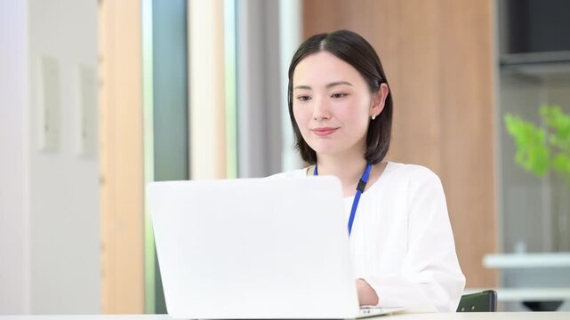 パソコンの仕事をするタイピングするオフィスカジュアルな女性の動画のイメージ