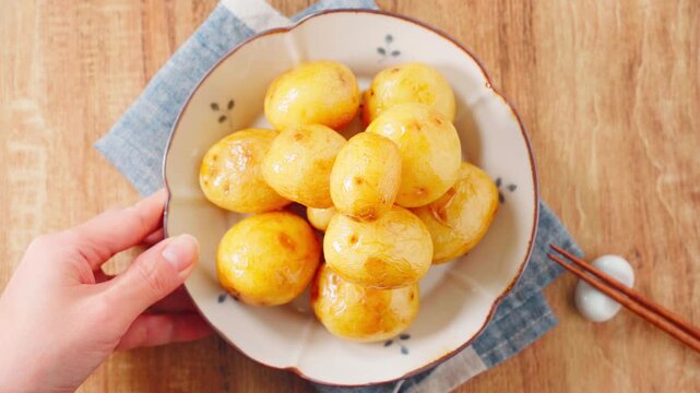 新じゃがの煮っ転がし 皮付きのまま甘辛く煮た春の副菜