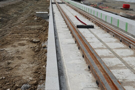 Installation de rails de tramway dans une ville