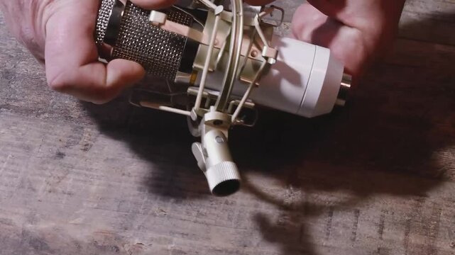 Connecting cable and vibration damper to studio microphone for clear sound