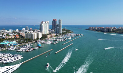 Obraz premium Aerial drone view of Miami Beach marina with luxury yachts. Miami Beach with yachts and marina. Marina in Miami Beach Florida with boats. Miami Beach marina and Biscayne Bay.