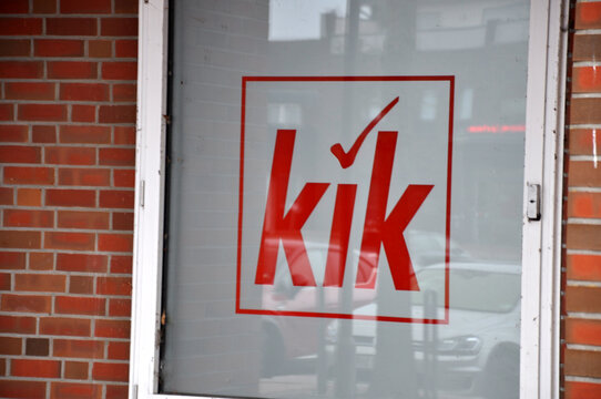 KIK Logo am Fenster der Gesch&auml;ftsstelle