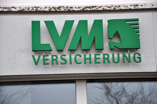 LVM Versicherung Leuchtreklame am Geb&auml;ude der Gesch&auml;ftsstelle