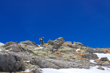 Fototapeta premium Alpinista sulla cresta rocciosa verso la vetta
