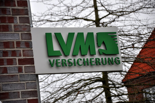 LVM Versicherung Leuchtreklame am Geb&auml;ude der Gesch&auml;ftsstelle