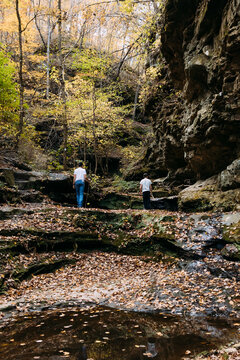 Kids hiking at Little Grand Canyon in Illinois