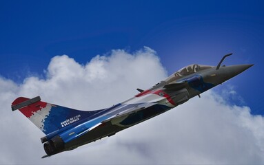 Fototapeta premium Rafale Solo Display 2026 en montée passage nuages